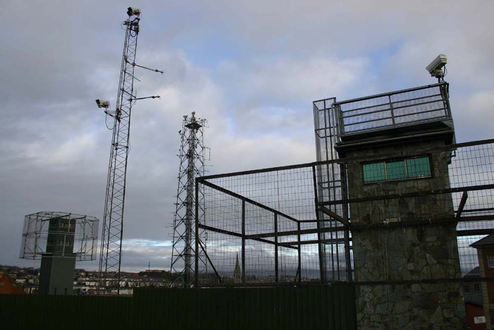 Barbed wire in Derry town.jpg